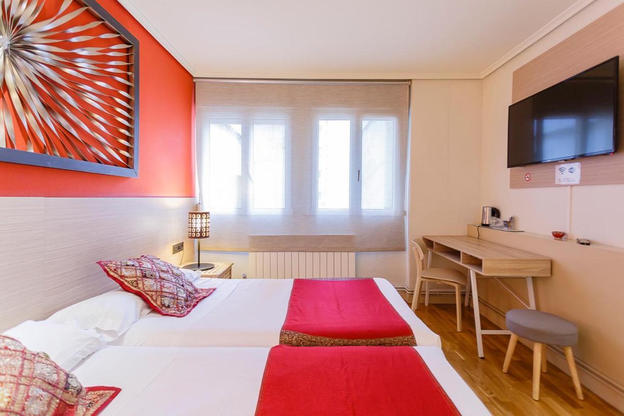 Hostal Rodas Pamplona Esterno foto